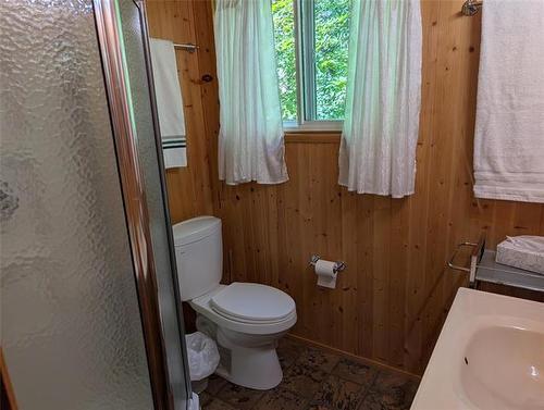 9 Rayna Rd, Hillside Beach, MB - Indoor Photo Showing Bathroom