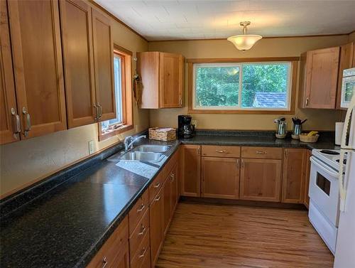 9 Rayna Rd, Hillside Beach, MB - Indoor Photo Showing Kitchen With Double Sink
