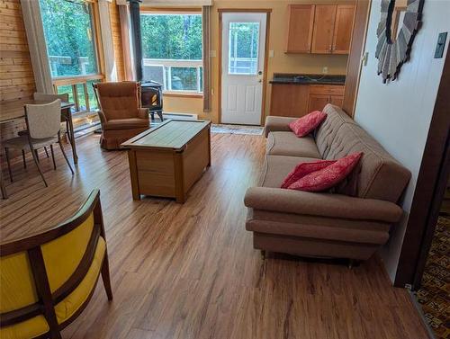 9 Rayna Rd, Hillside Beach, MB - Indoor Photo Showing Living Room