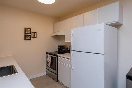 105-693 A St Anne'S Rd, Winnipeg, MB - Indoor Photo Showing Kitchen
