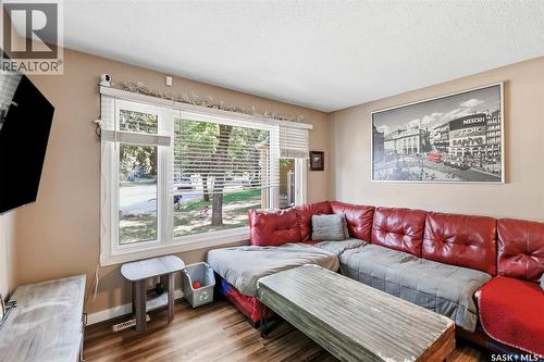 A & B 414 Gardiner Place, Saskatoon, SK - Indoor Photo Showing Living Room