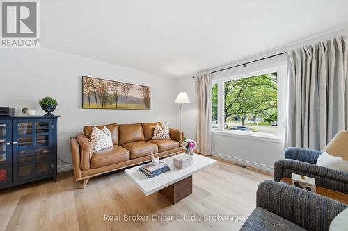 39 Wagoners Trail, Guelph (Kortright Hills), ON - Indoor Photo Showing Living Room