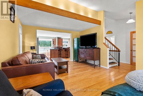 932 Beauclaire Drive, Ottawa, ON - Indoor Photo Showing Living Room