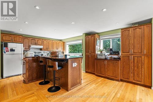 932 Beauclaire Drive, Ottawa, ON - Indoor Photo Showing Kitchen