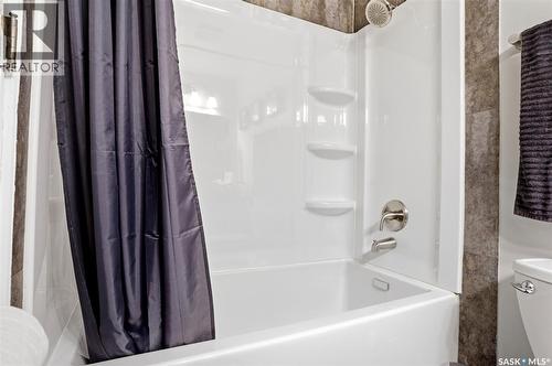 2705 Grant Road, Regina, SK - Indoor Photo Showing Bathroom