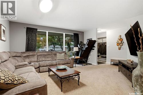2705 Grant Road, Regina, SK - Indoor Photo Showing Living Room
