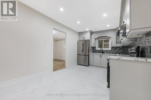 3803 Keenan Crescent, Mississauga, ON - Indoor Photo Showing Kitchen With Upgraded Kitchen