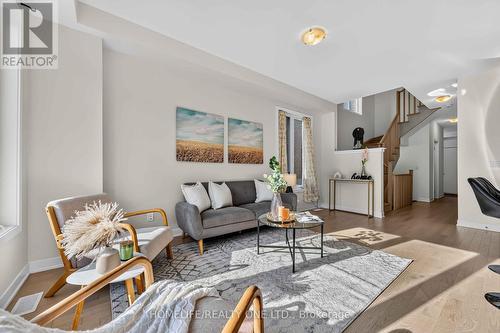 10 Harvey Bunker Crescent, Markham, ON - Indoor Photo Showing Living Room