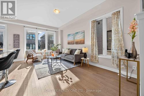 10 Harvey Bunker Crescent, Markham, ON - Indoor Photo Showing Living Room