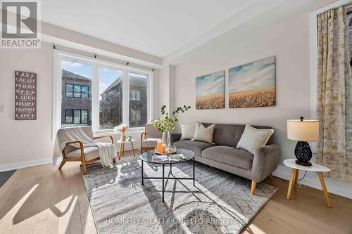 10 Harvey Bunker Crescent, Markham, ON - Indoor Photo Showing Living Room