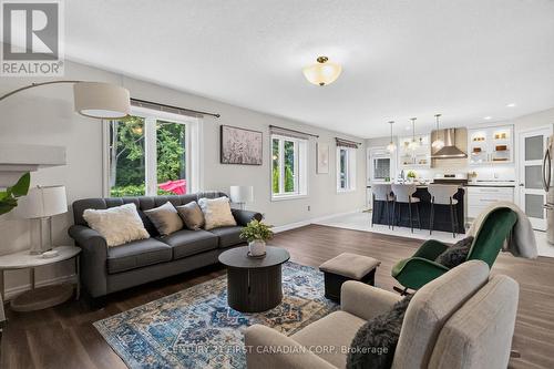 10 Birchall Lane, St. Thomas, ON - Indoor Photo Showing Living Room