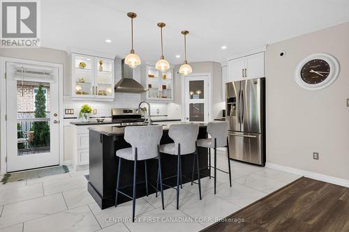 10 Birchall Lane, St. Thomas, ON - Indoor Photo Showing Kitchen With Upgraded Kitchen