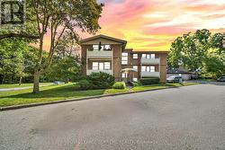 4 - 135 KINGSWAY CRESCENT  Toronto, ON M8X 2S3