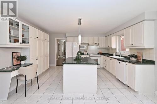 34 Captain Armstrong Lane, Markham, ON - Indoor Photo Showing Kitchen