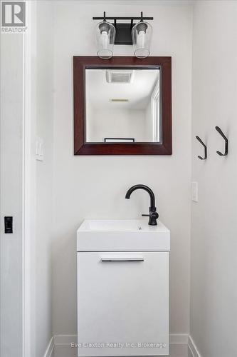 90 Dean Avenue, Guelph (Dovercliffe Park/Old University), ON - Indoor Photo Showing Bathroom
