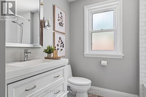 90 Dean Avenue, Guelph (Dovercliffe Park/Old University), ON - Indoor Photo Showing Bathroom