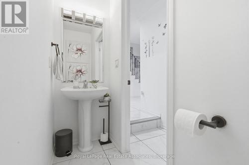392 Tonelli Lane, Milton, ON - Indoor Photo Showing Bathroom