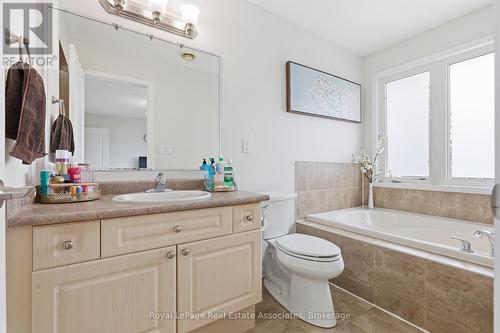 392 Tonelli Lane, Milton, ON - Indoor Photo Showing Bathroom