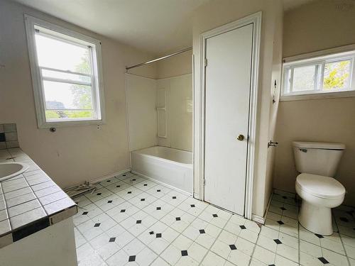 26 Fairview Avenue, Amherst, NS - Indoor Photo Showing Bathroom