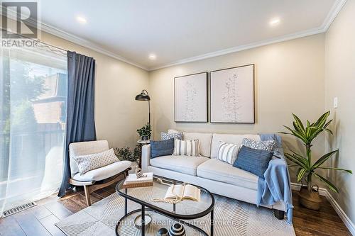 1537 Westminster Place, Burlington, ON - Indoor Photo Showing Living Room