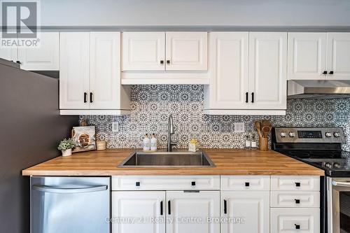1537 Westminster Place, Burlington, ON - Indoor Photo Showing Kitchen