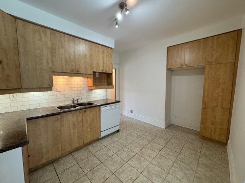 Cuisine - 3 Av. Stirling, Montréal (Lasalle), QC - Indoor Photo Showing Kitchen With Double Sink