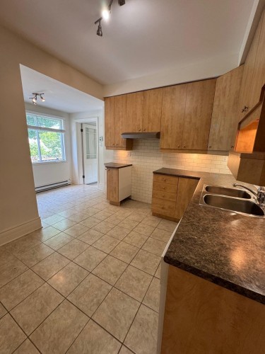 Cuisine - 3 Av. Stirling, Montréal (Lasalle), QC - Indoor Photo Showing Kitchen With Double Sink
