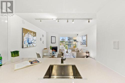 1003 - 725 King Street W, Toronto, ON - Indoor Photo Showing Kitchen