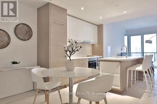 4208 - 488 UNIVERSITY AVENUE , Toronto, Ontario M5G 0C1