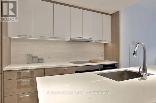 4208 - 488 UNIVERSITY AVENUE , Toronto, Ontario M5G 0C1 2