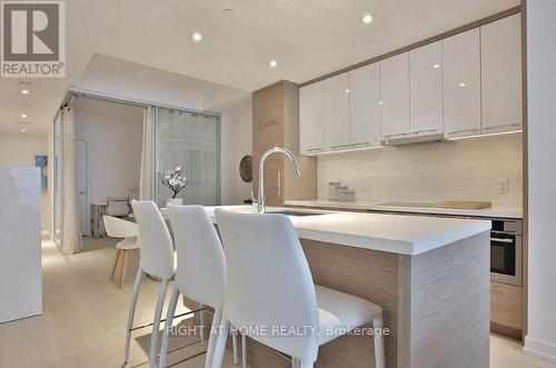 4208 - 488 UNIVERSITY AVENUE , Toronto, Ontario M5G 0C1 3