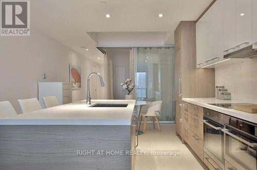 4208 - 488 UNIVERSITY AVENUE , Toronto, Ontario M5G 0C1 4
