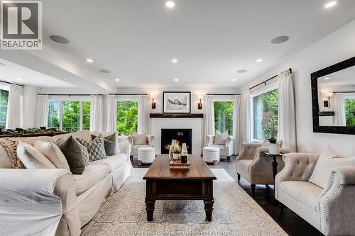24 Bayshore, Leamington, ON - Indoor Photo Showing Living Room