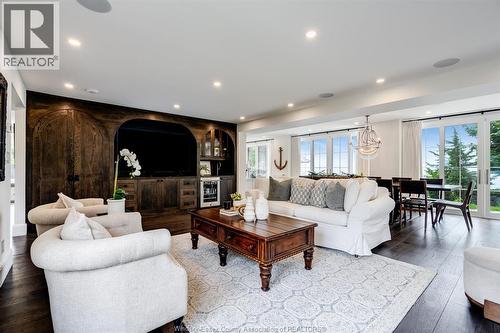 24 Bayshore, Leamington, ON - Indoor Photo Showing Living Room