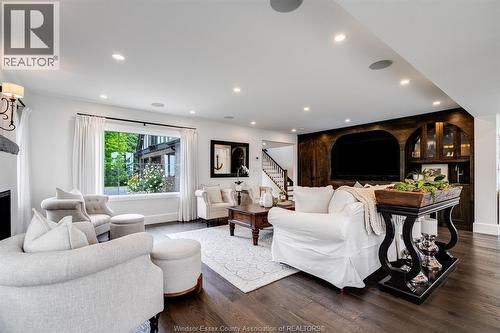 24 Bayshore, Leamington, ON - Indoor Photo Showing Living Room