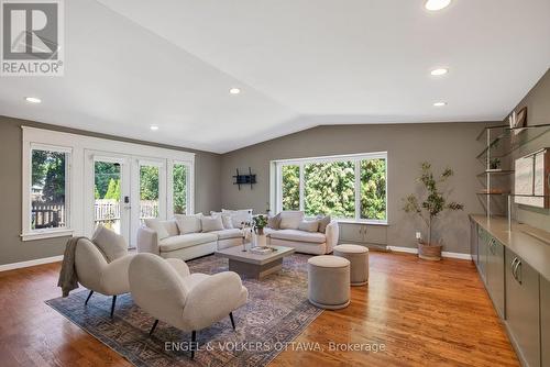 905 Garwood Avenue, Ottawa, ON - Indoor Photo Showing Living Room
