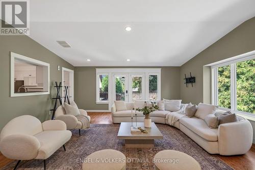 905 Garwood Avenue, Ottawa, ON - Indoor Photo Showing Living Room