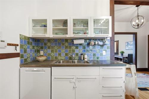 20 Stranmillis Avenue, Winnipeg, MB - Indoor Photo Showing Kitchen