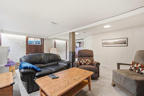 20 Stranmillis Avenue, Winnipeg, MB - Indoor Photo Showing Living Room