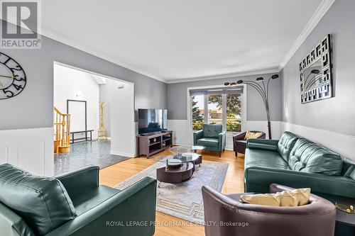 1436 Notre Dame Street, Russell, ON - Indoor Photo Showing Living Room