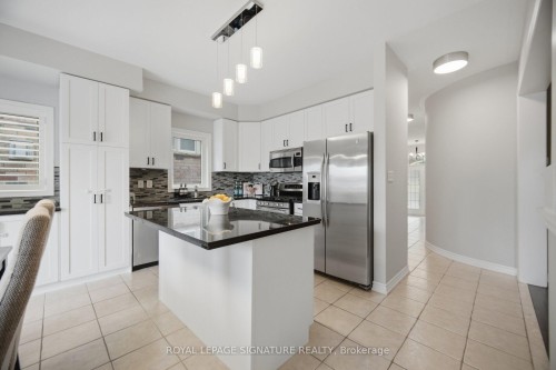 3059 Ferguson Drive, Burlington, ON - Indoor Photo Showing Kitchen With Upgraded Kitchen