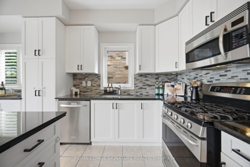 3059 Ferguson Drive, Burlington, ON - Indoor Photo Showing Kitchen With Upgraded Kitchen