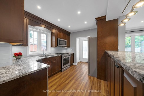 118 Rexleigh Drive, Toronto, ON - Indoor Photo Showing Kitchen With Upgraded Kitchen