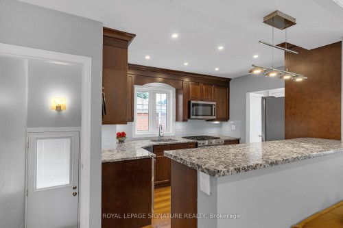 118 Rexleigh Drive, Toronto, ON - Indoor Photo Showing Kitchen With Upgraded Kitchen