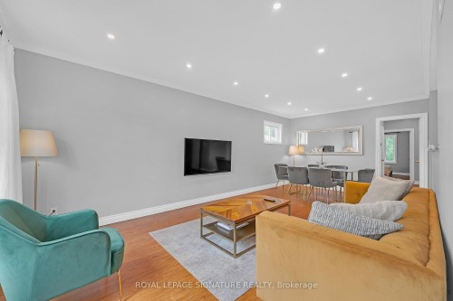 118 Rexleigh Drive, Toronto, ON - Indoor Photo Showing Living Room