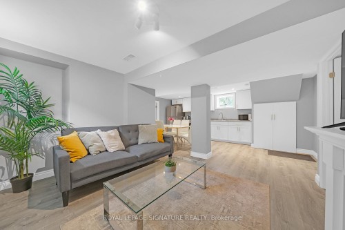 118 Rexleigh Drive, Toronto, ON - Indoor Photo Showing Living Room