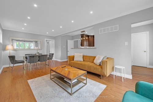 118 Rexleigh Drive, Toronto, ON - Indoor Photo Showing Living Room