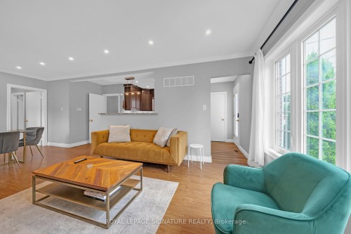 118 Rexleigh Drive, Toronto, ON - Indoor Photo Showing Living Room