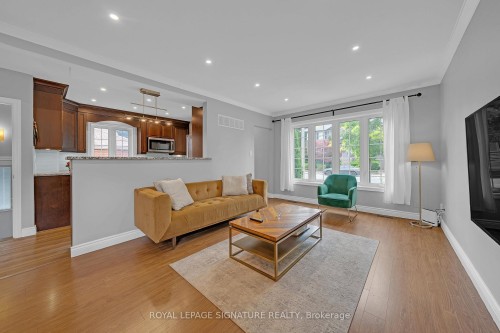 118 Rexleigh Drive, Toronto, ON - Indoor Photo Showing Living Room
