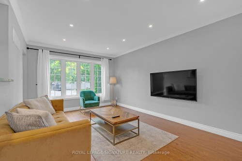 118 Rexleigh Drive, Toronto, ON - Indoor Photo Showing Living Room
